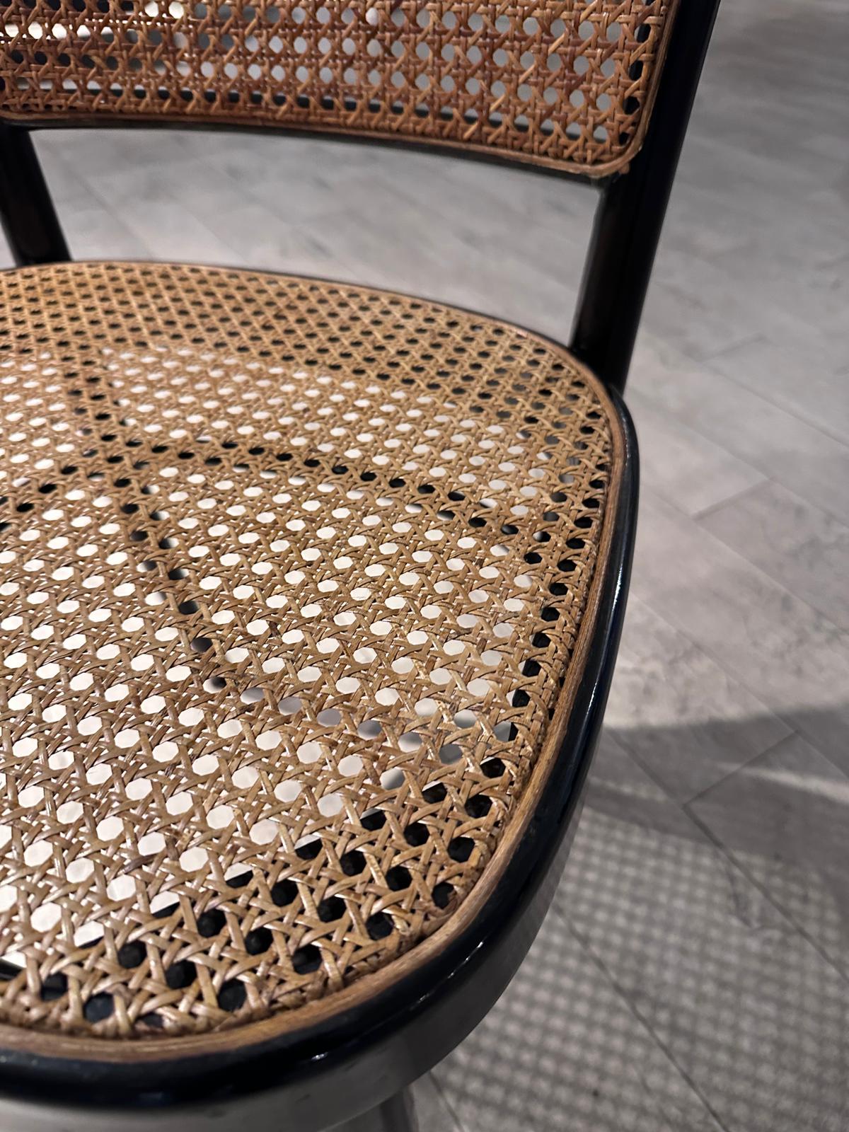 Dettaglio seduta in paglia Vienna su sedia nera laccata