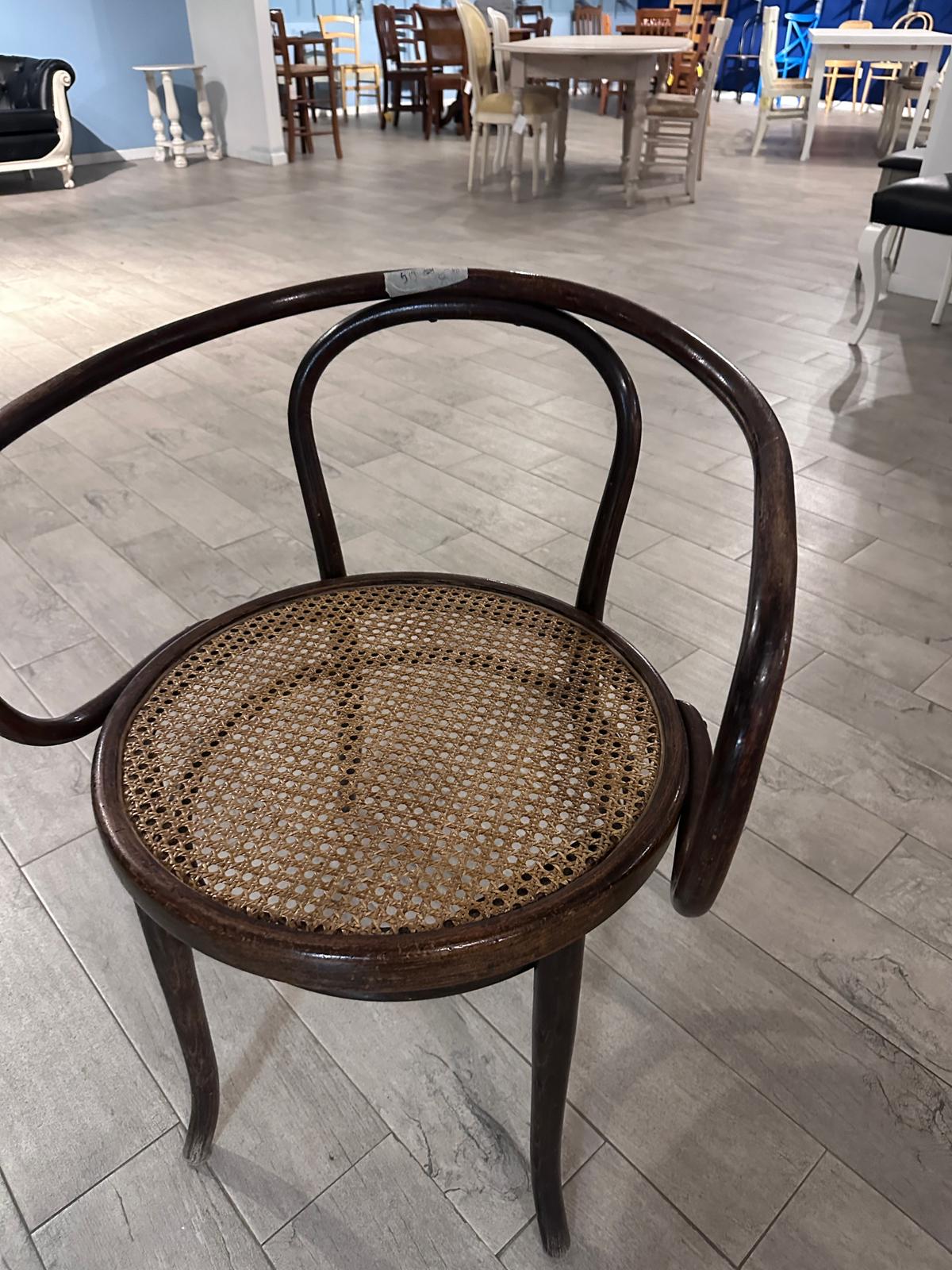 Poltroncina Thonet con braccioli e seduta paglia Vienna