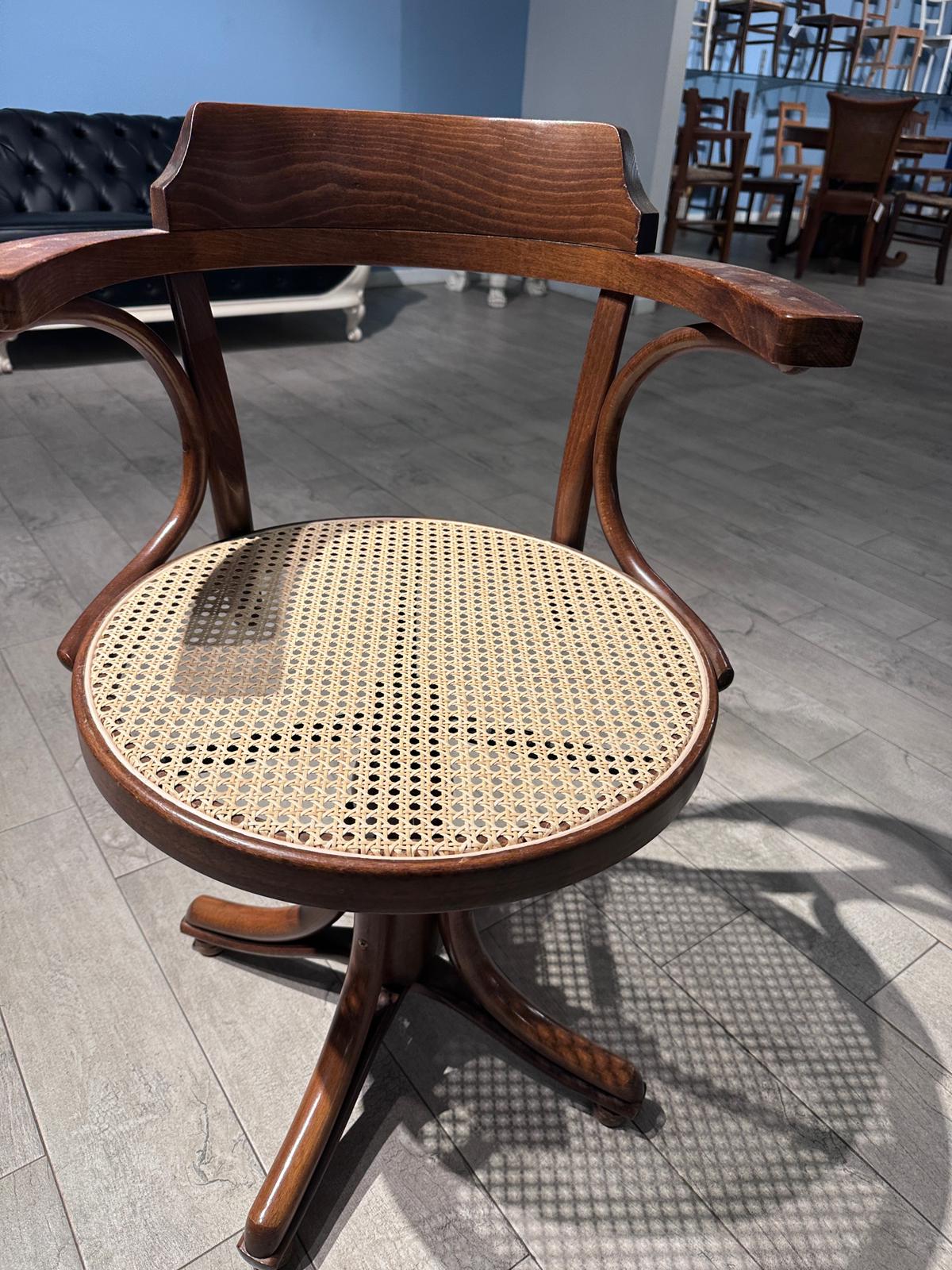 Sedia girevole Thonet con impagliatura paglia Vienna restaurata a Bologna